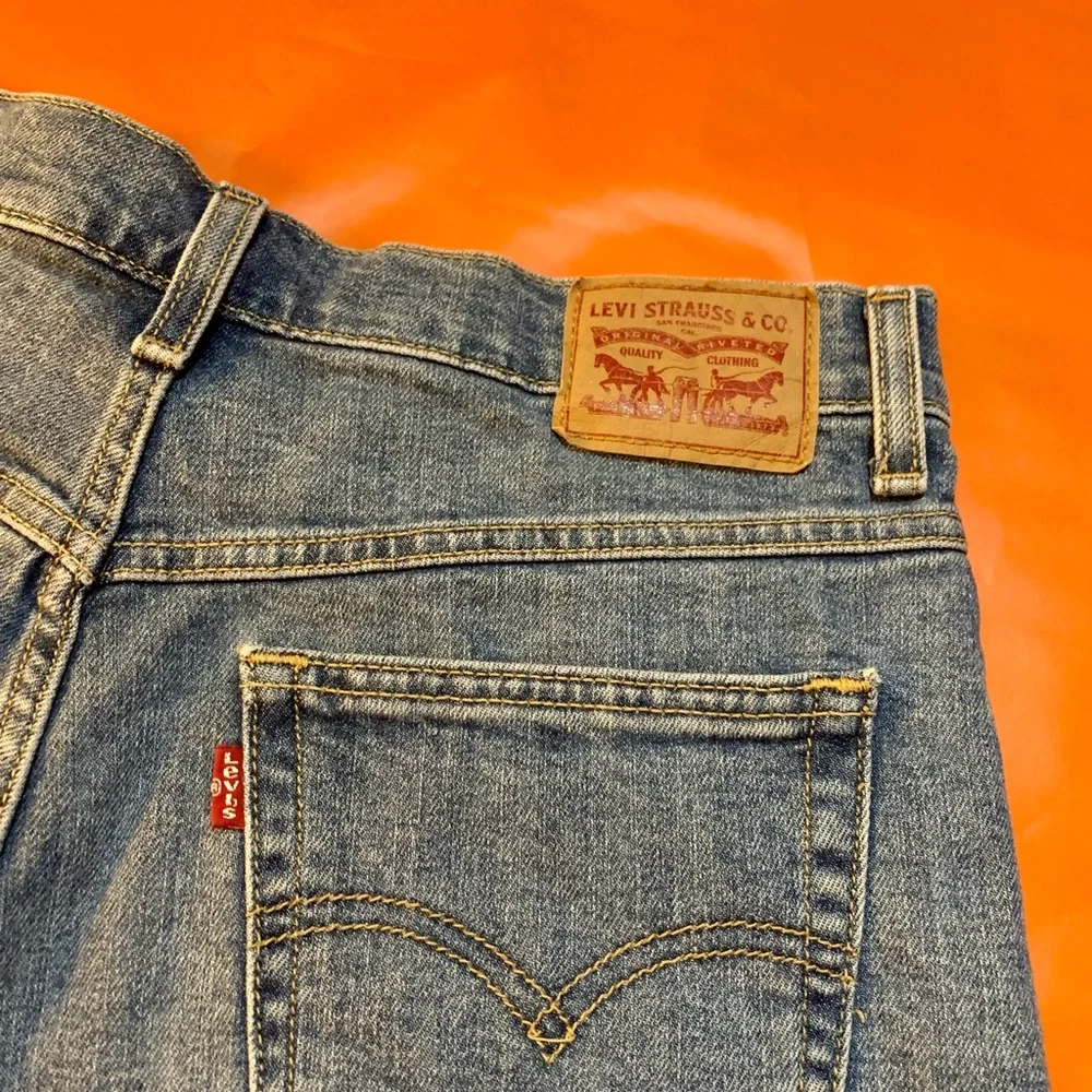 Levi's Medium Wash Roll Cuff Midi Shorts Women's Size 28 - Picture 4 of 7